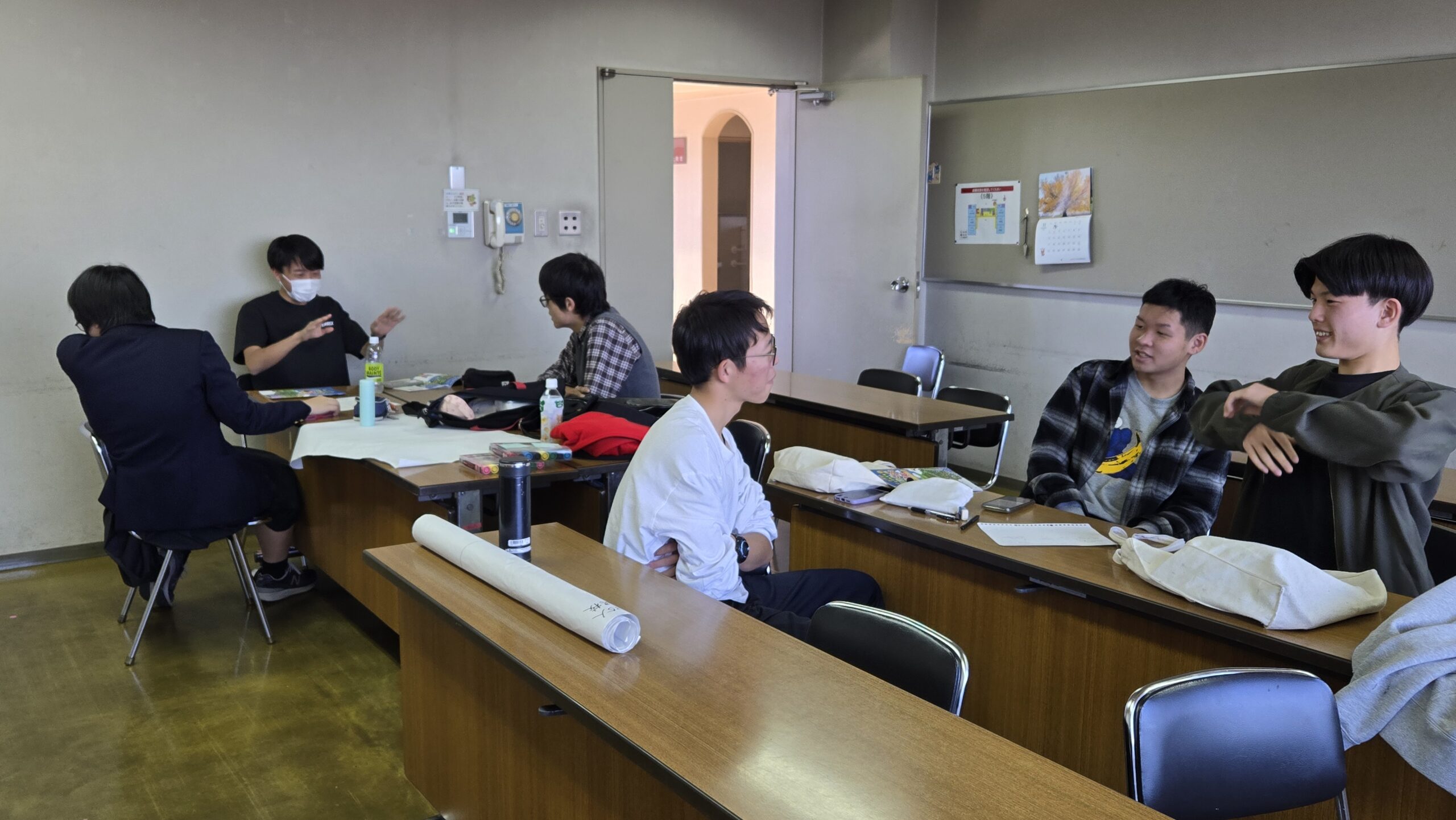 11月9日に少人数で授業内容について話し合う加茂高校の高校生たち