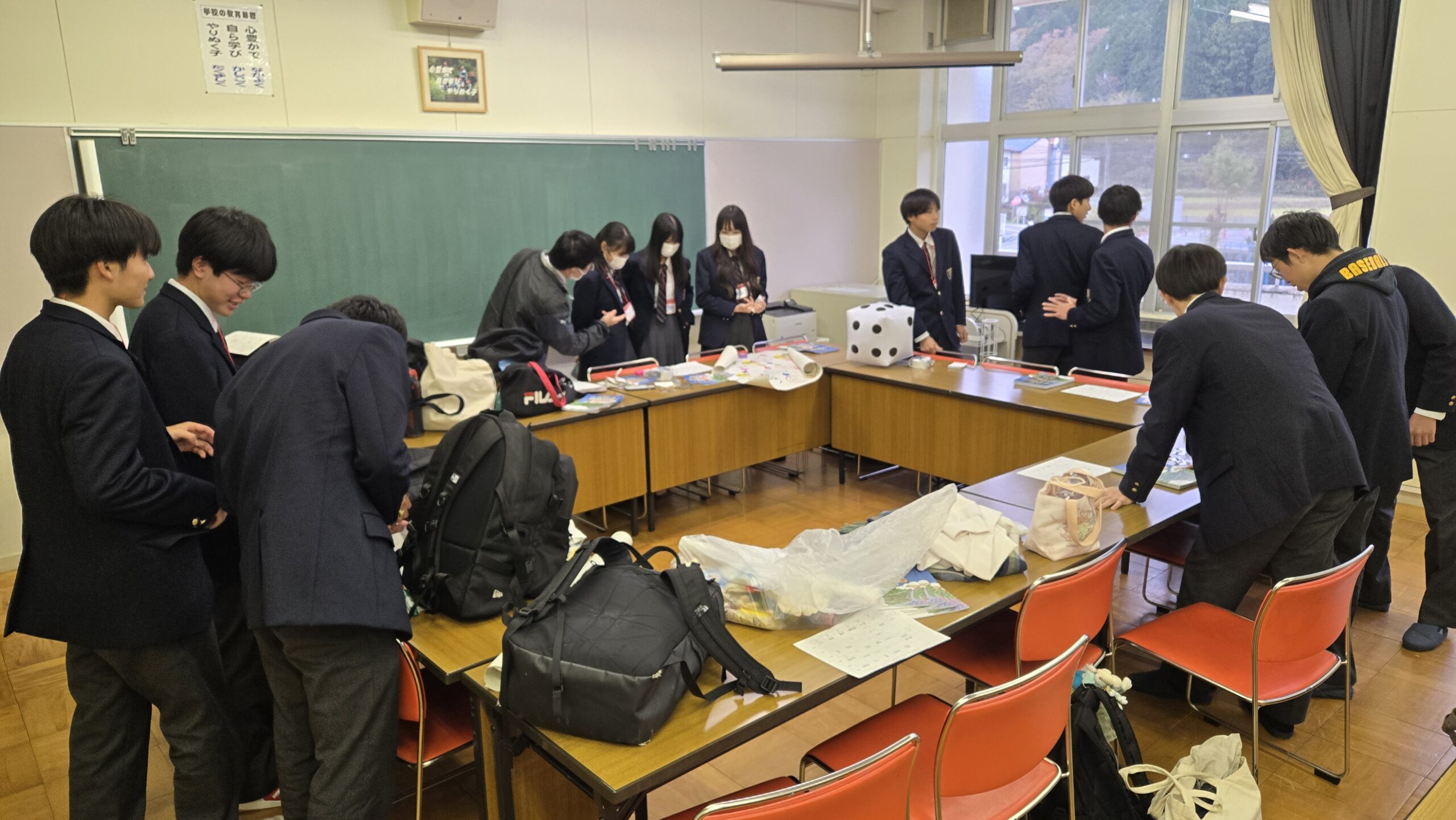 三和小学校で模擬授業の準備を進める加茂高校の高校生