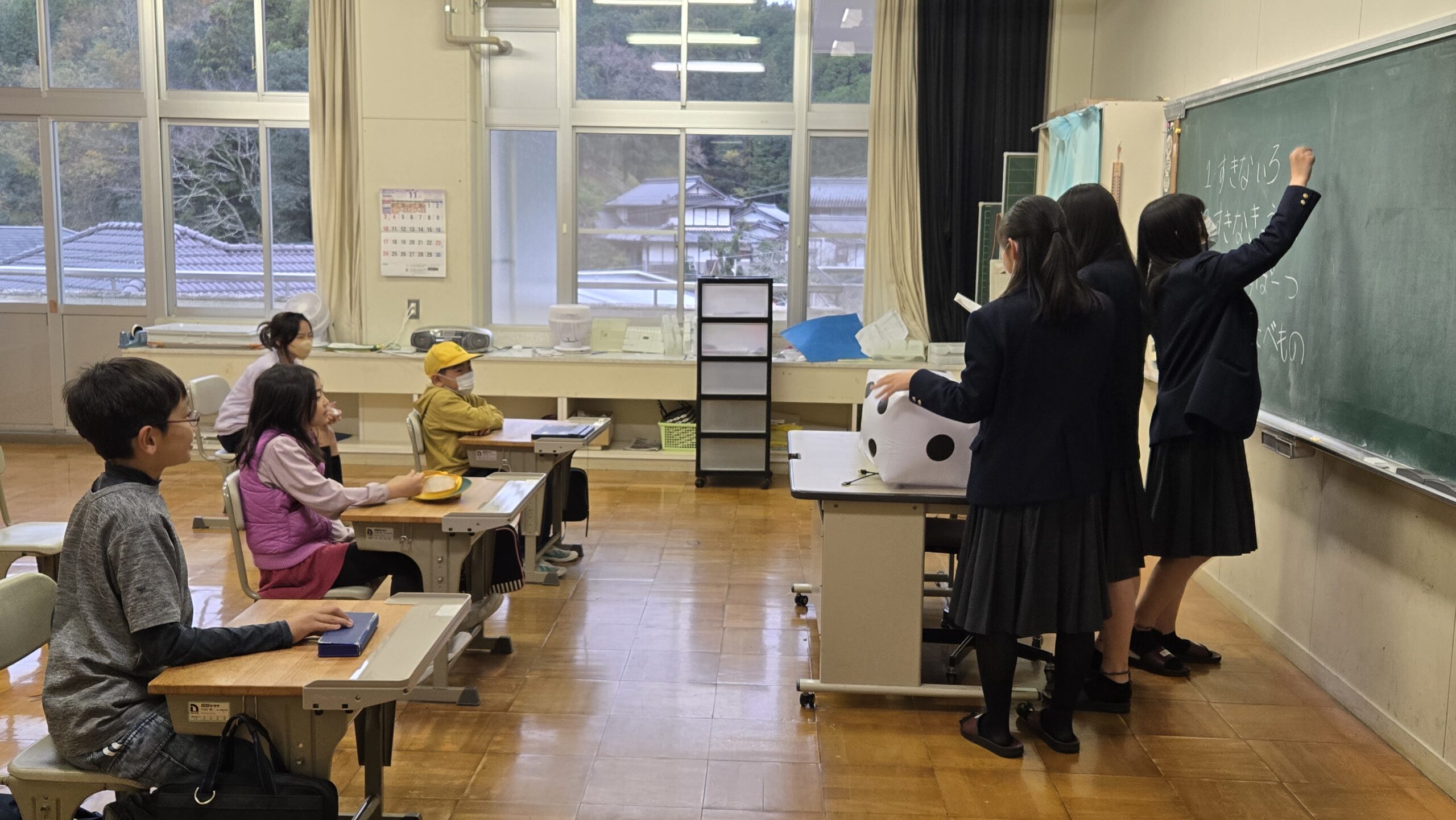 小学生とコミュニケーションを取りながらアイスブレイクを進める高校生