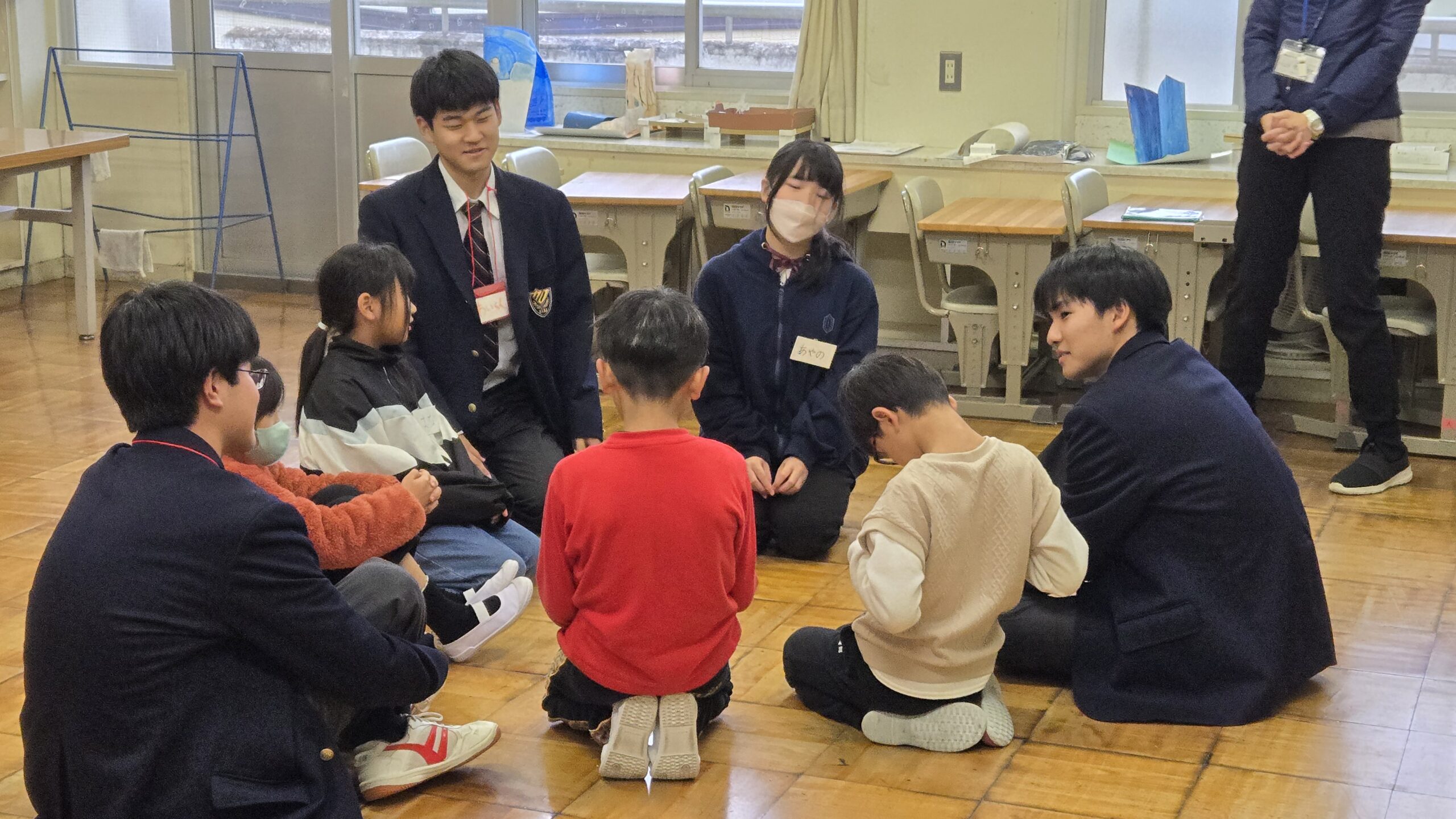 高校生と小学生が一緒にアイスブレイクへ取り組む様子