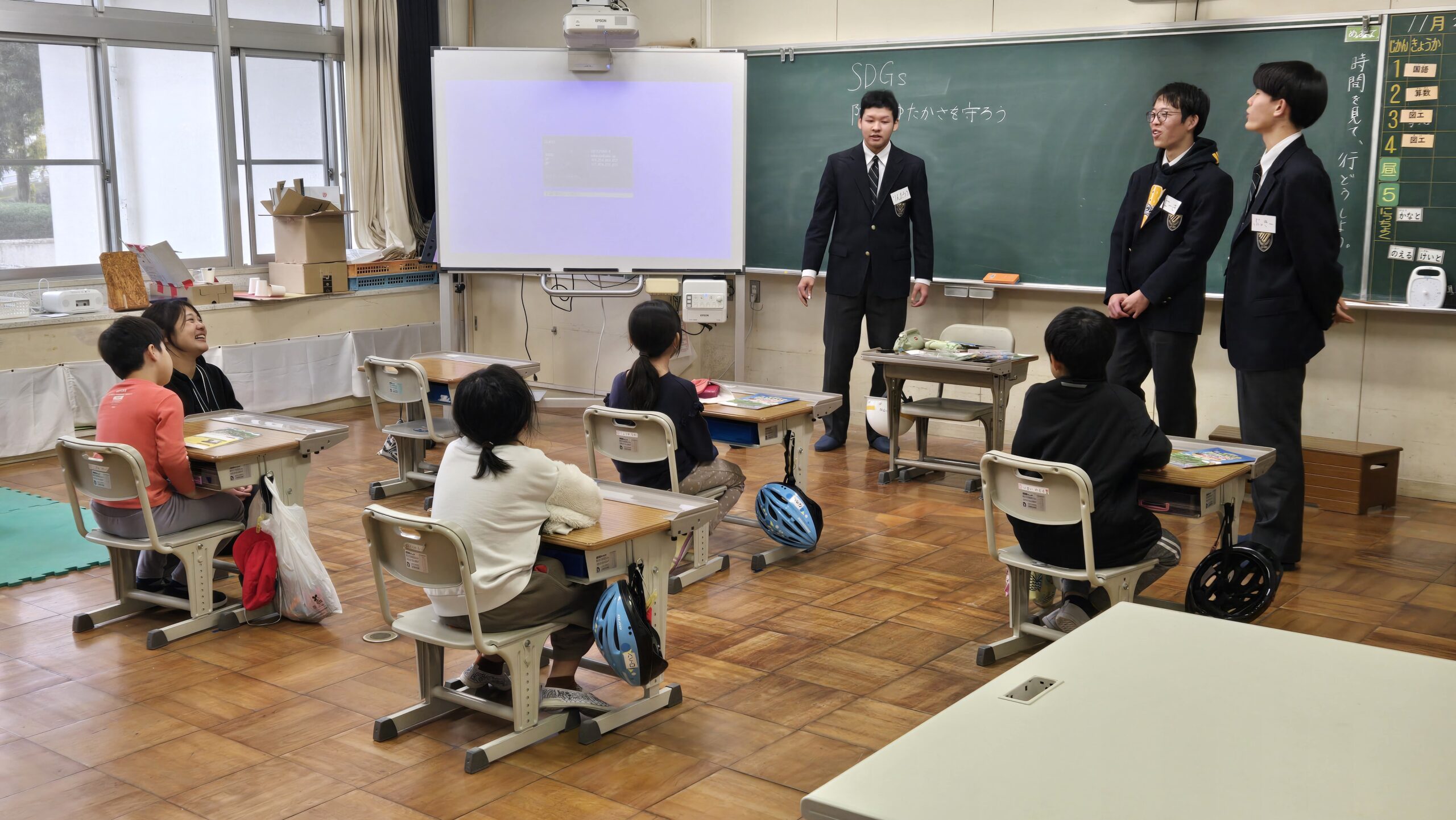 小学生との対話を大切にしながら授業を進める高校生