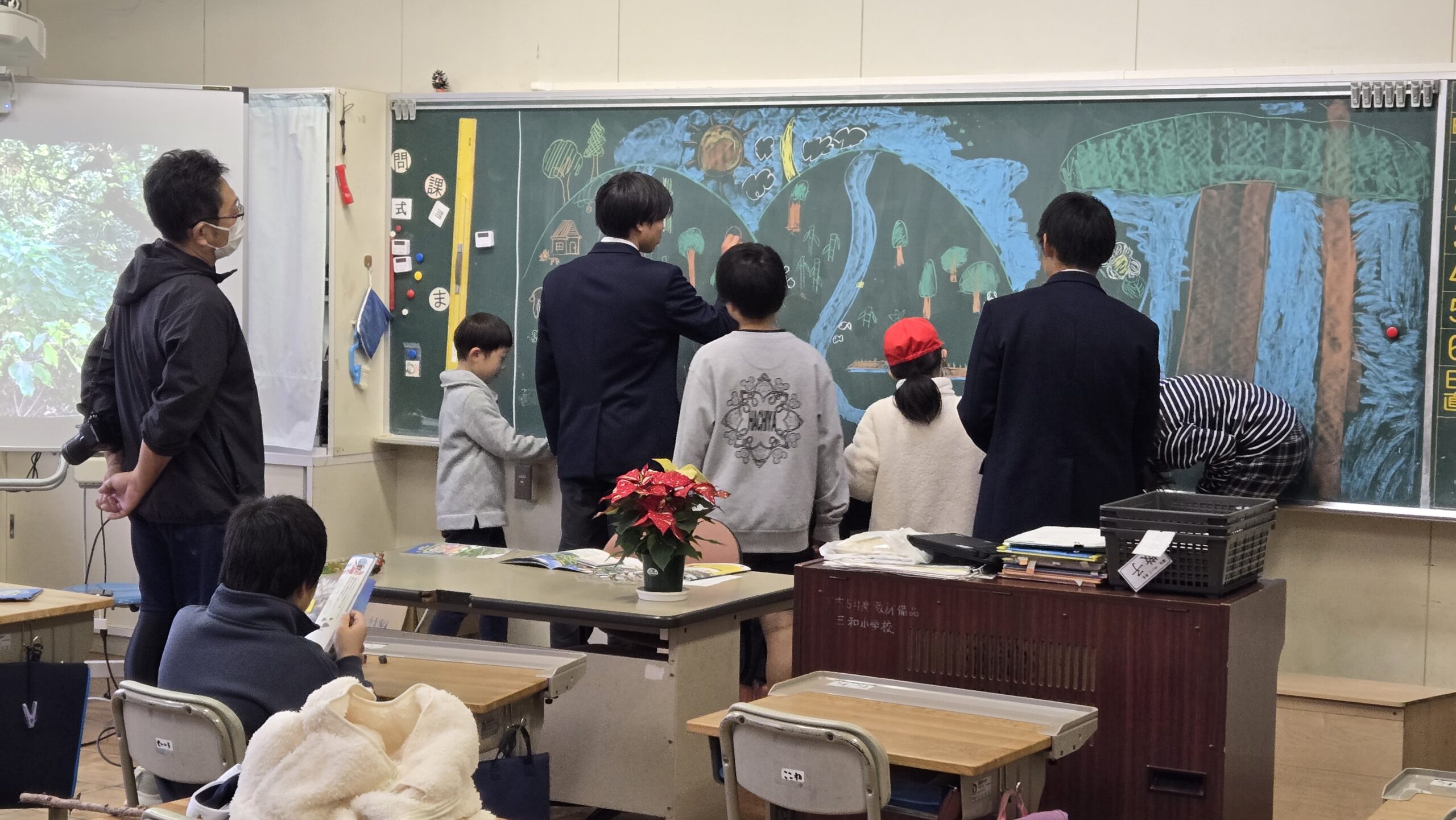 マンガ教材を使って小学生に授業をする高校生