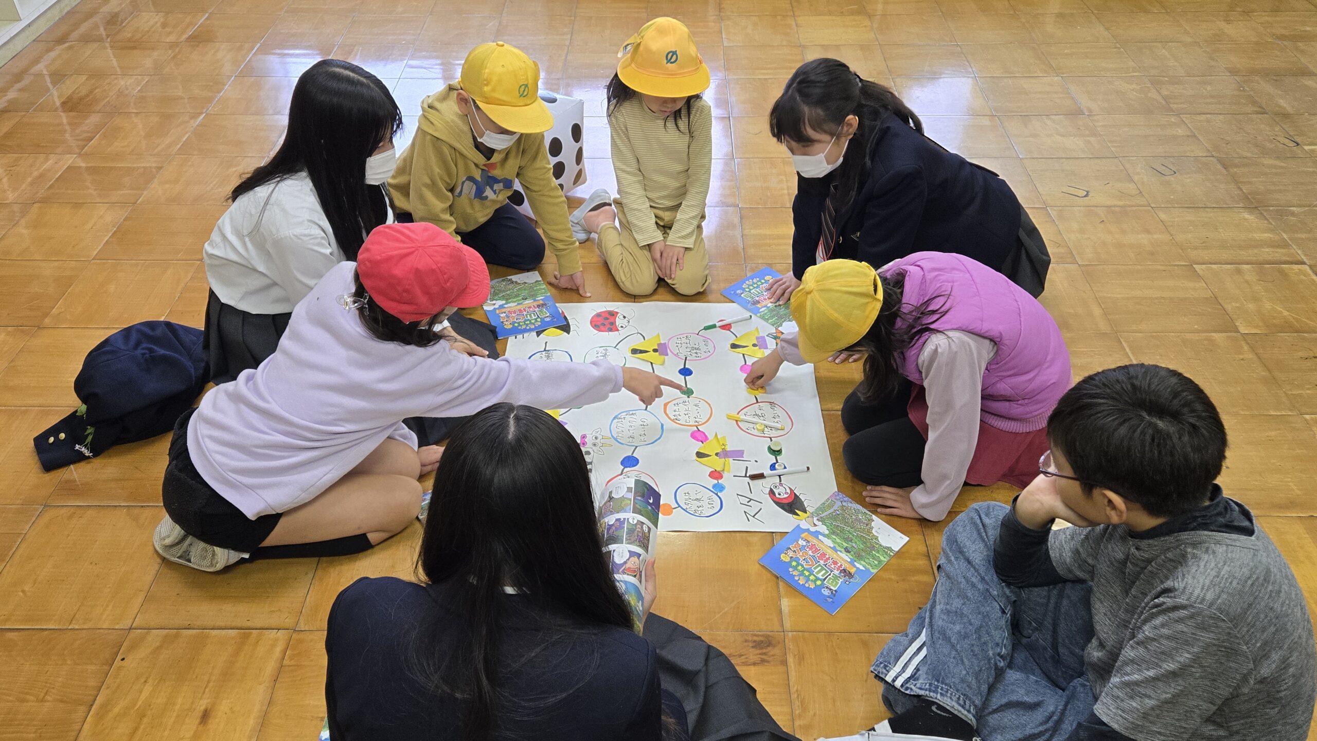 ゲーム形式の教材を使いながら小学生と対話する高校生