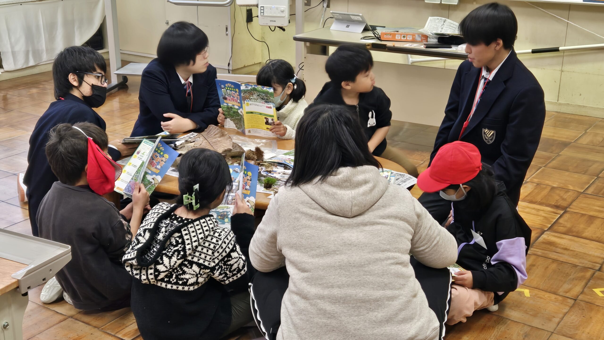小学生の意見を聞きながら授業を進める高校生