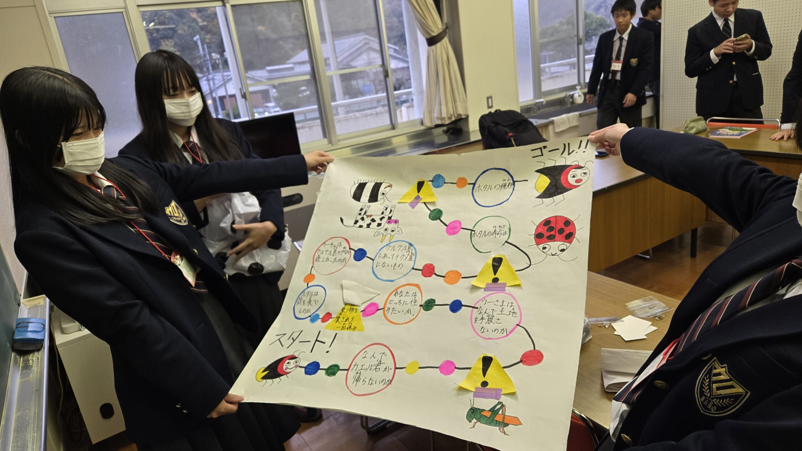 高校生と小学生が一緒に里山について考える授業の様子