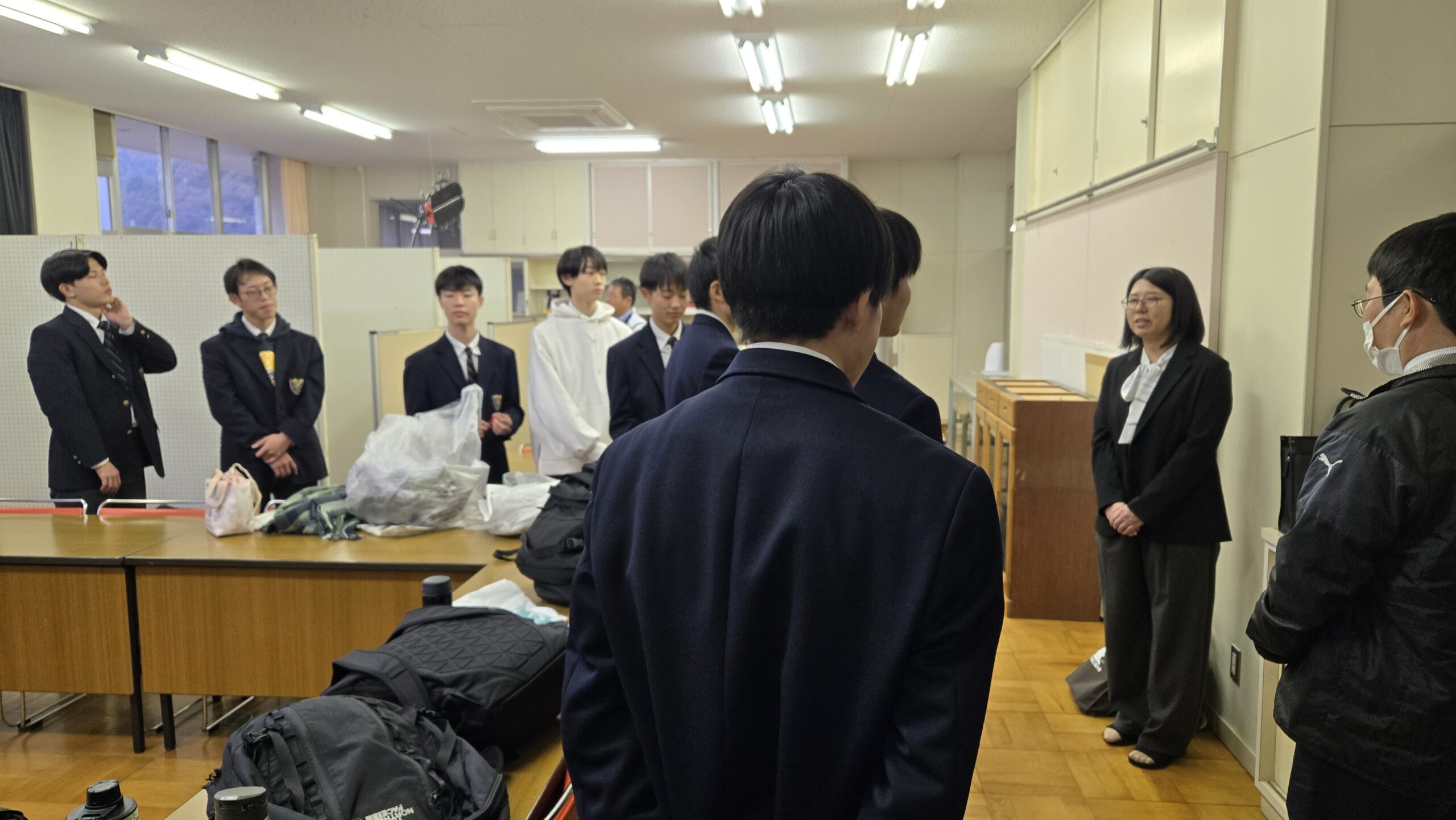 模擬授業終了後に加茂高校の上野教諭から話を聞く高校生