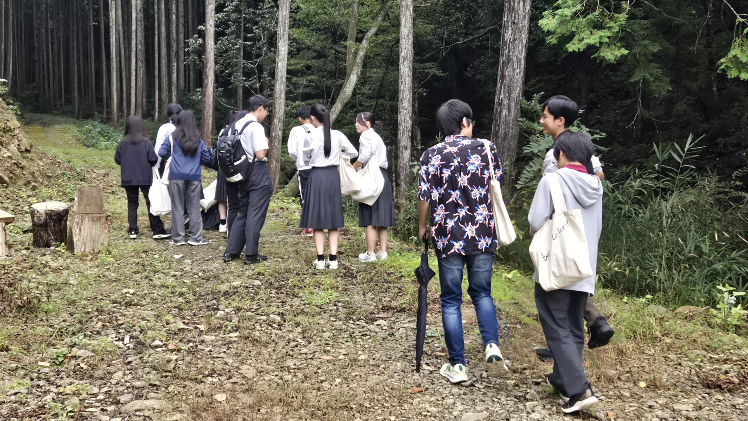 三和富士山道を歩きながら現地を確認する加茂高校の高校生たち