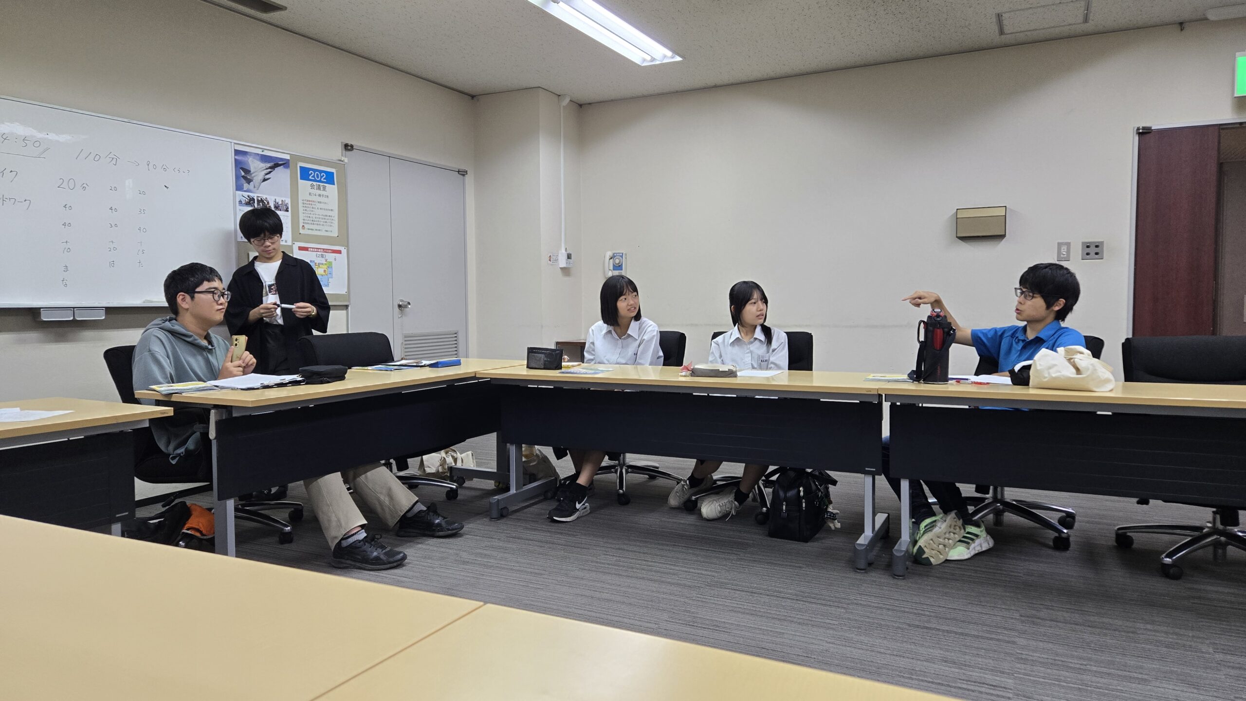本番授業の時間配分について話し合う加茂高校の高校生たち