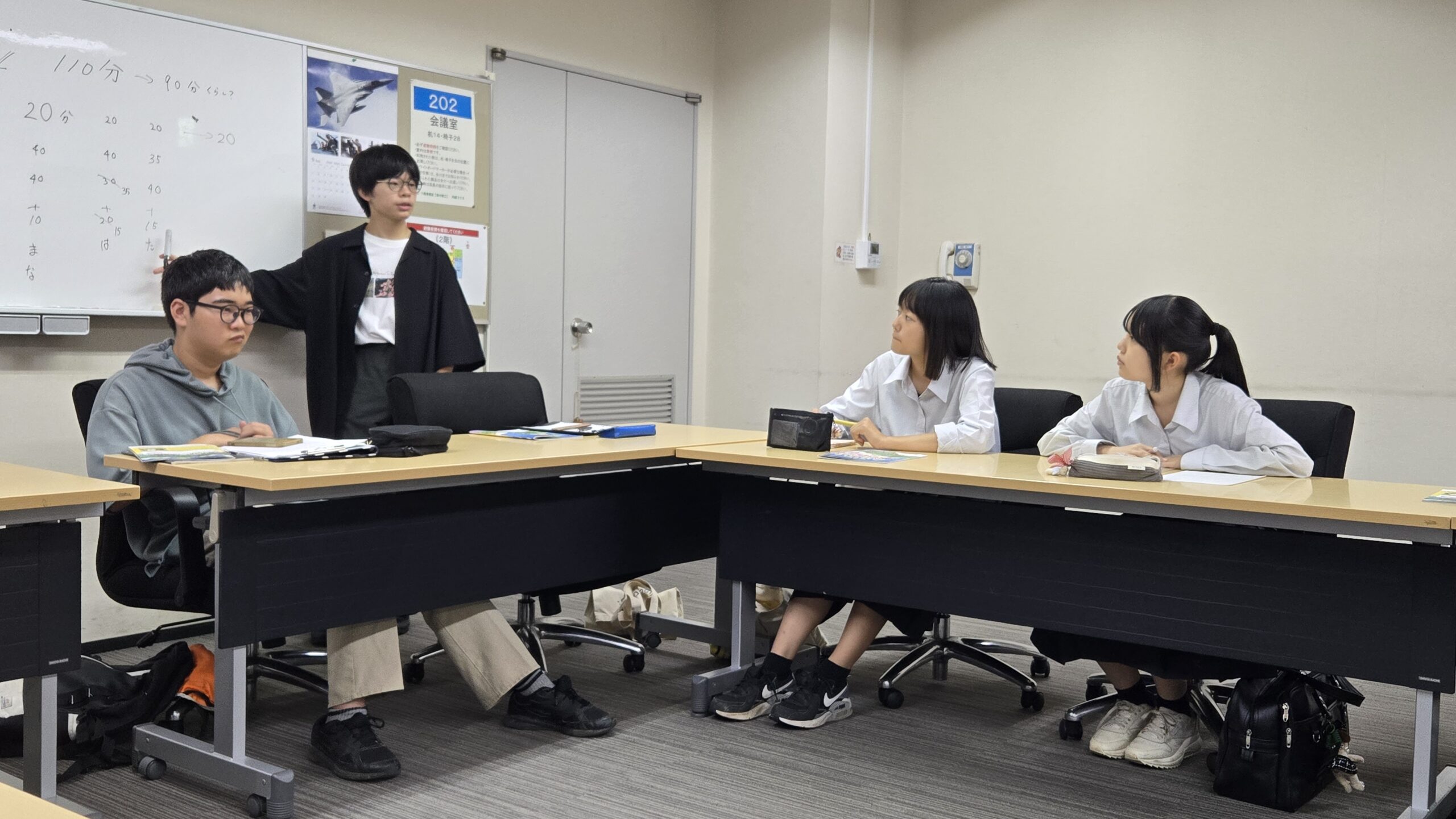 本番授業の時間配分について意見を出す高校生