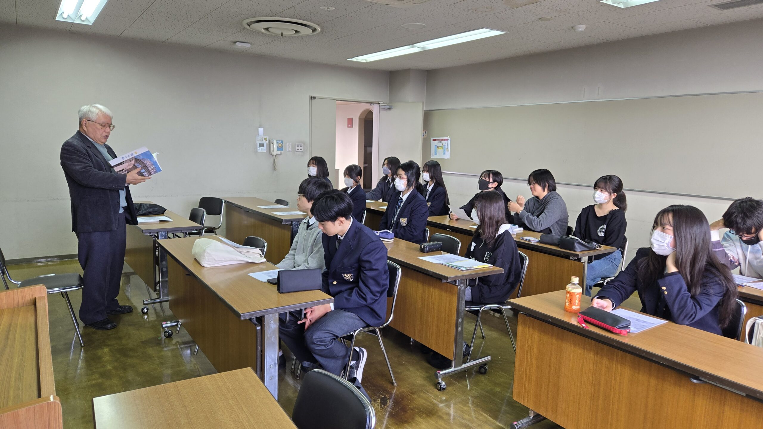 資料を手に高校生へ話をする日比野安平先生