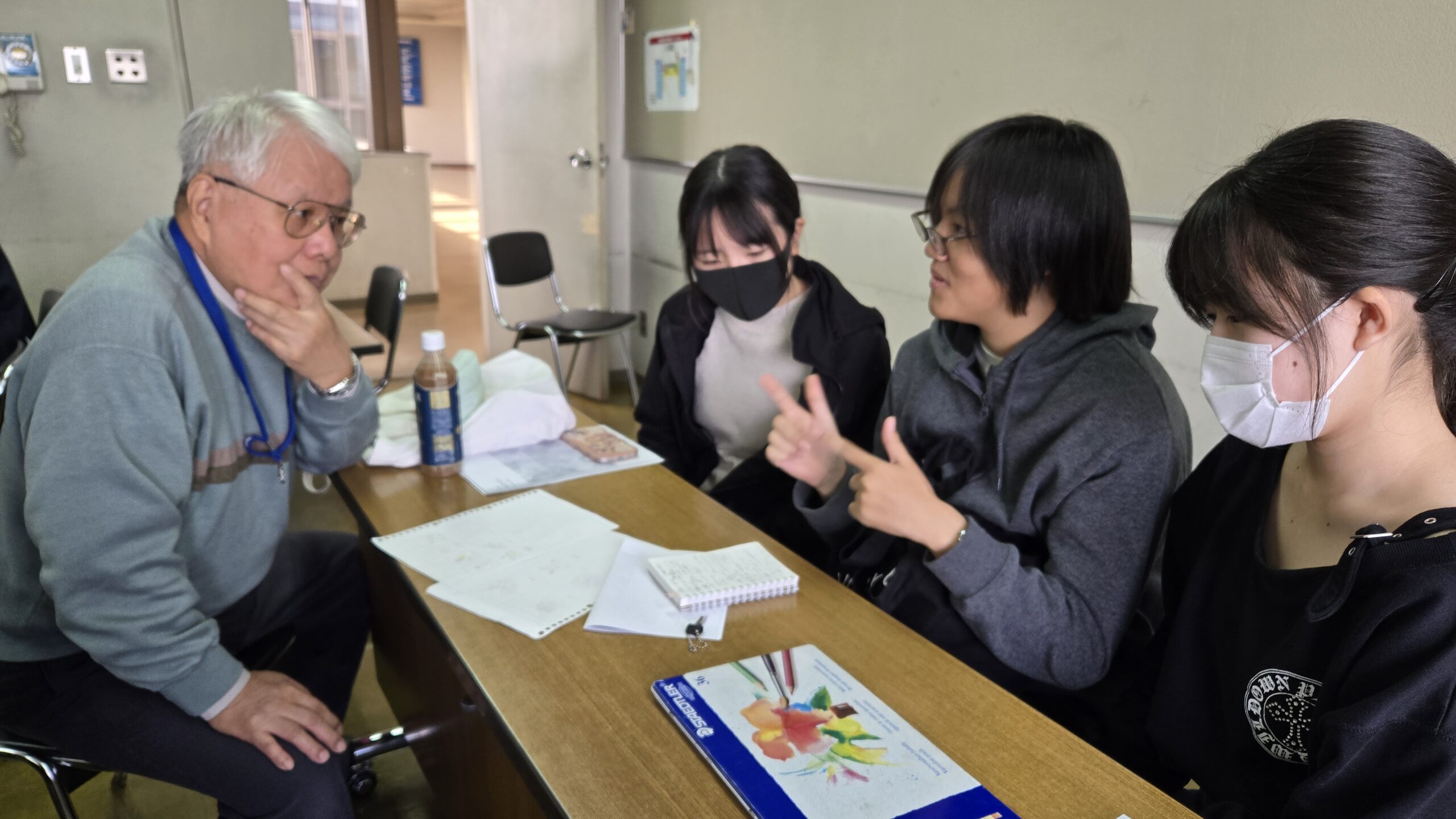 高校生の授業計画の相談に耳を傾ける日比野安平先生