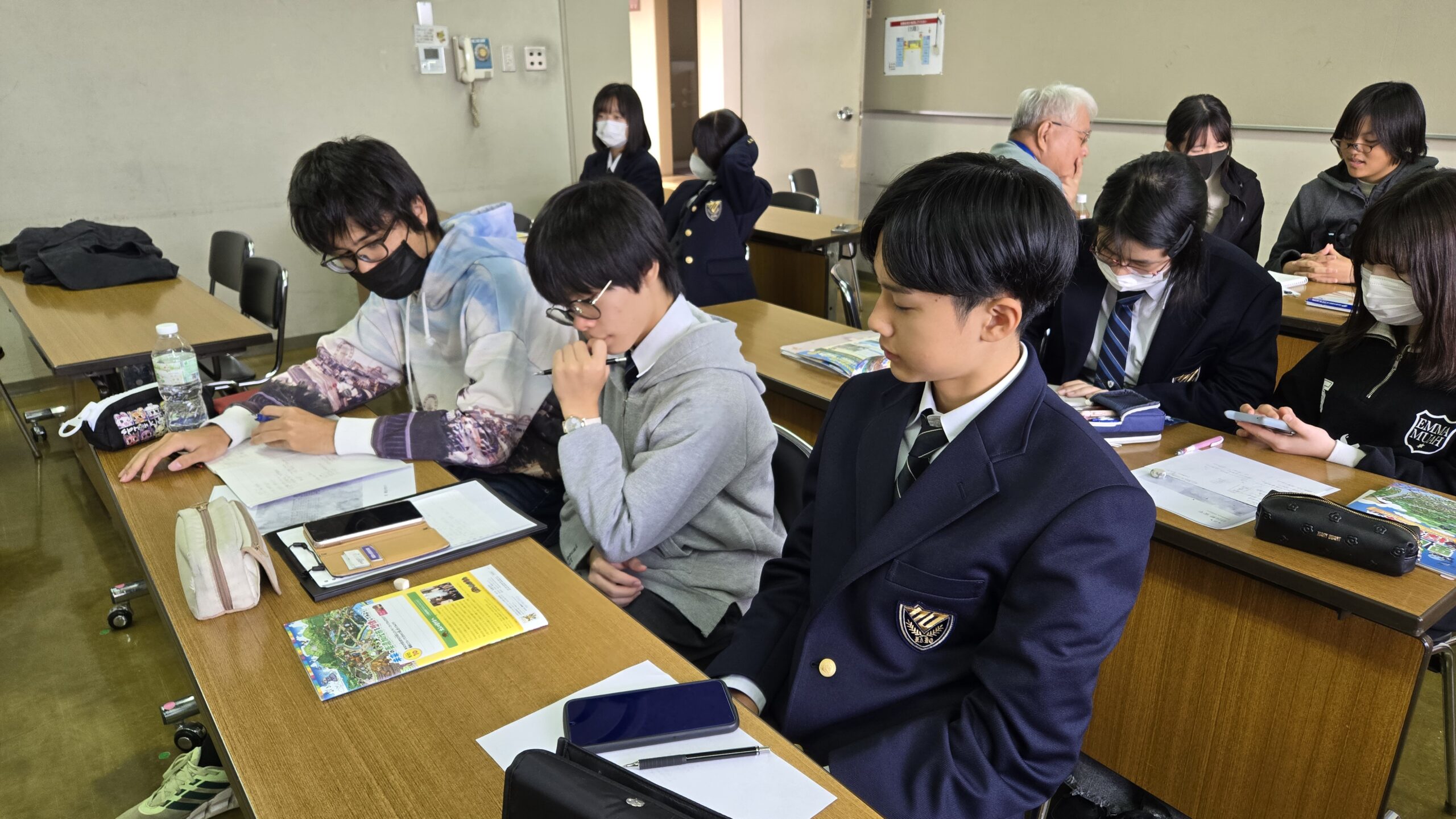 本番授業に向けてグループで授業計画を確認する高校生たち