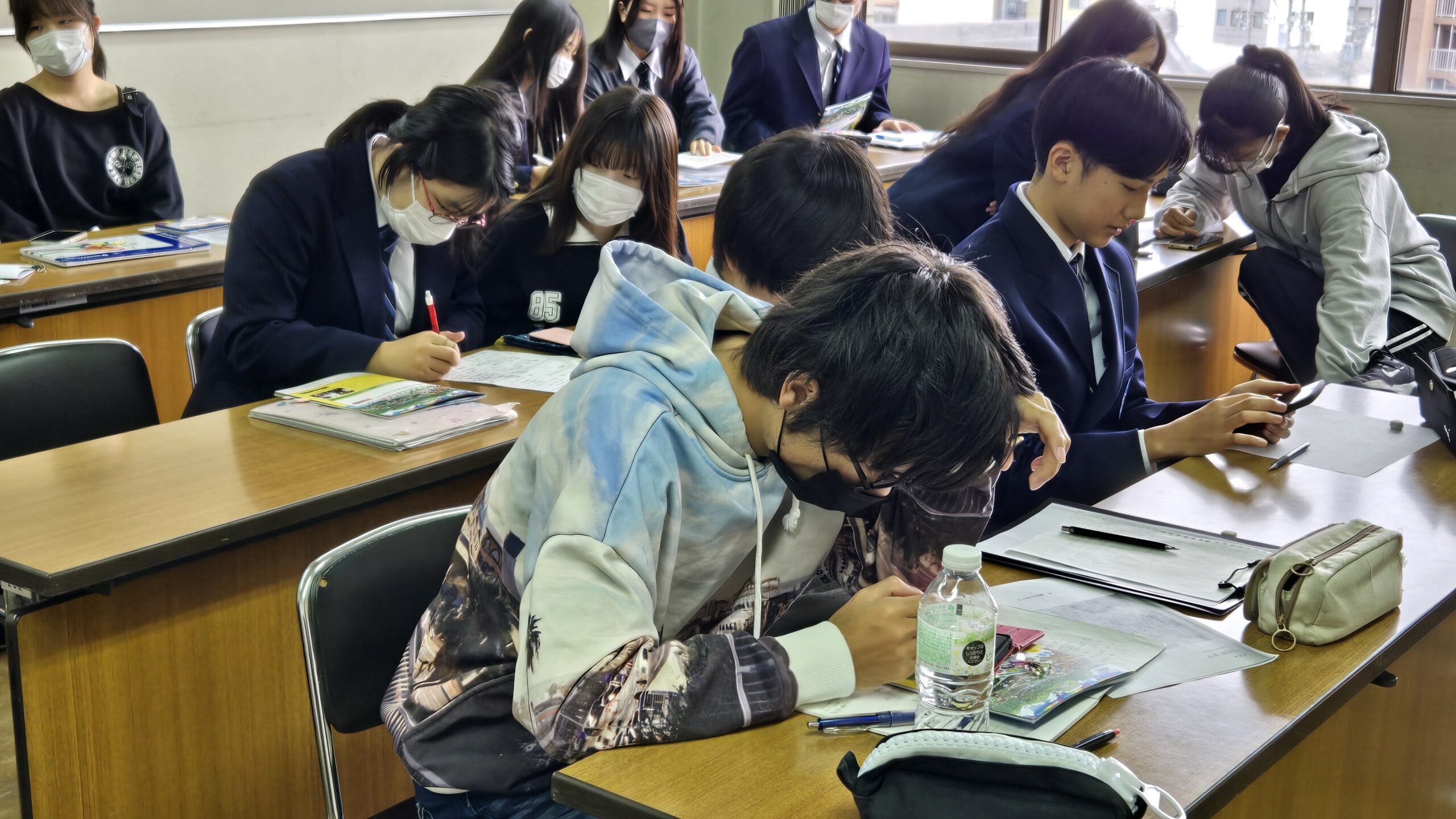 本番授業の計画や必要な準備を書き出す高校生たち