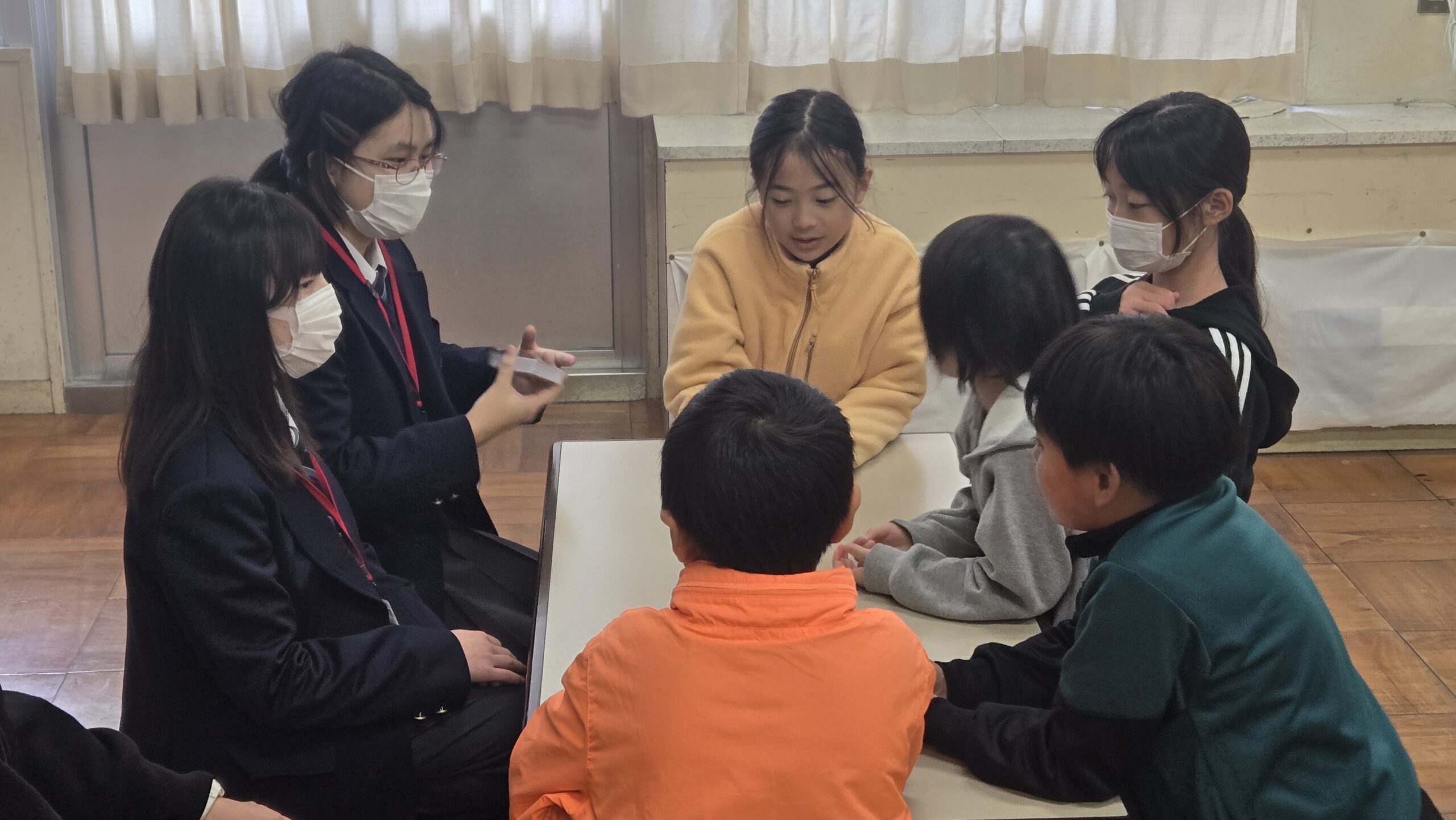 高校生と小学生が机を囲んで話すアイスブレイク