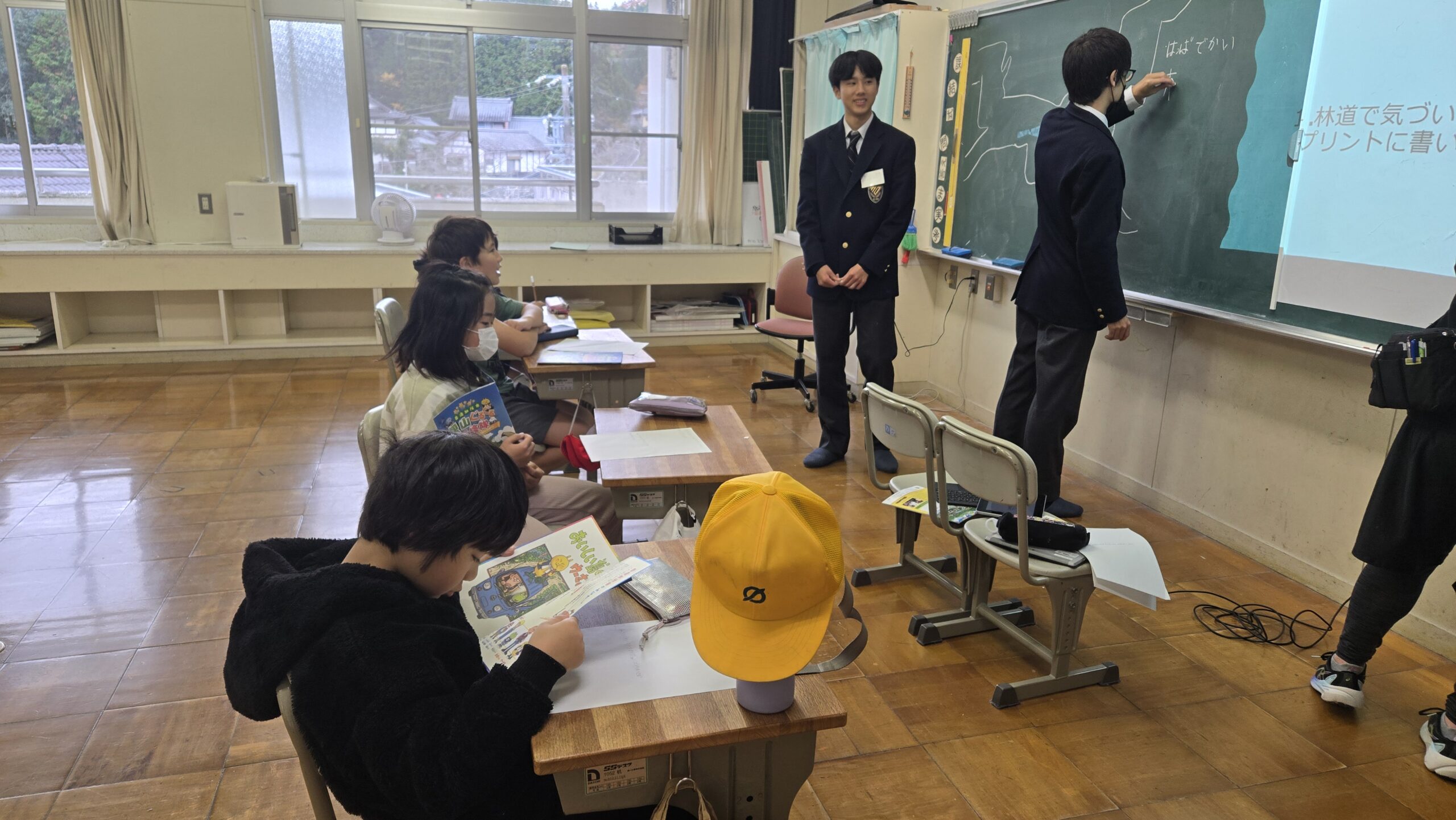 スライドを使って小学生へ問いかける高校生
