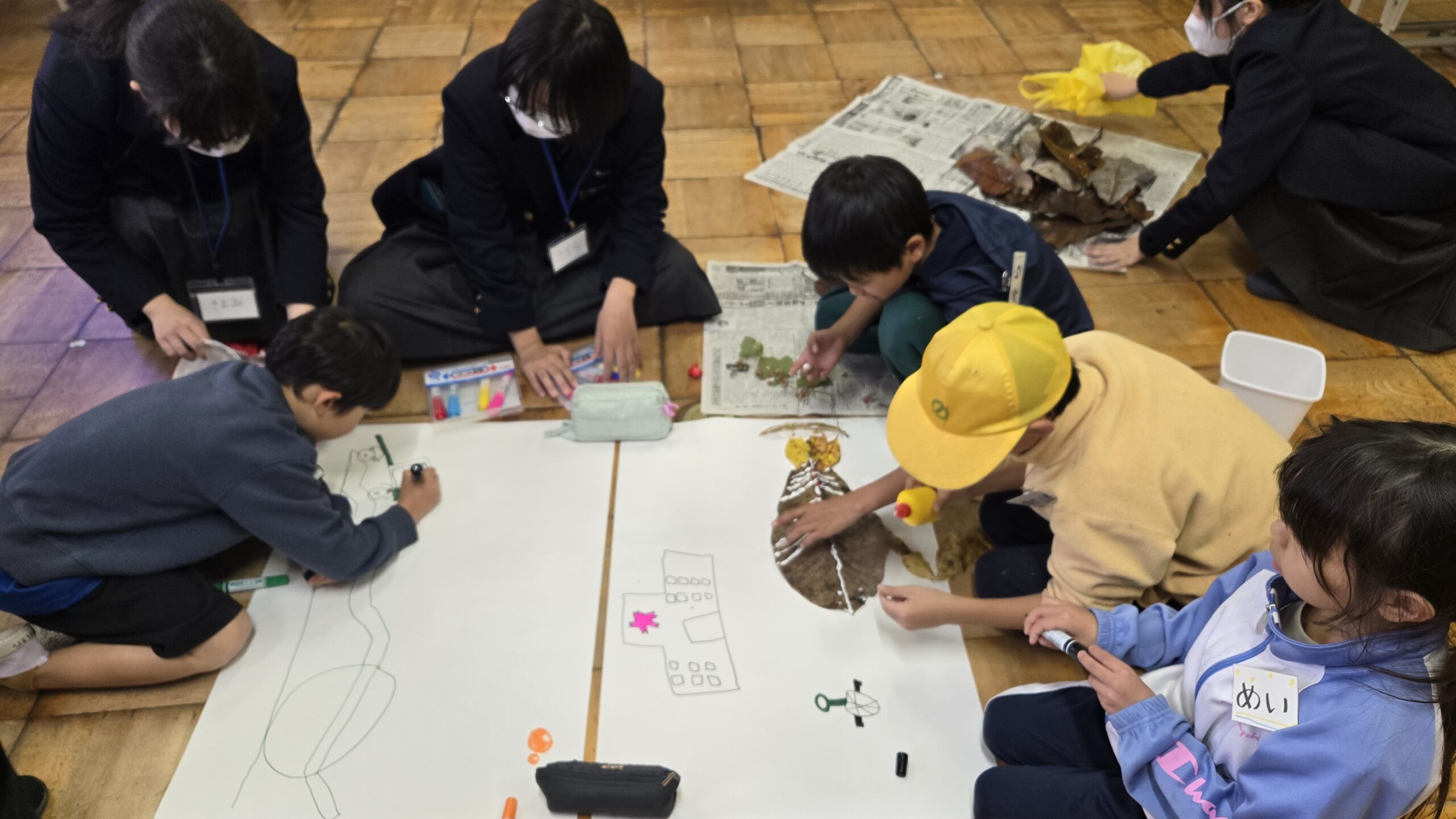 黒板に林道で気づいたことを書きながら授業を進める高校生