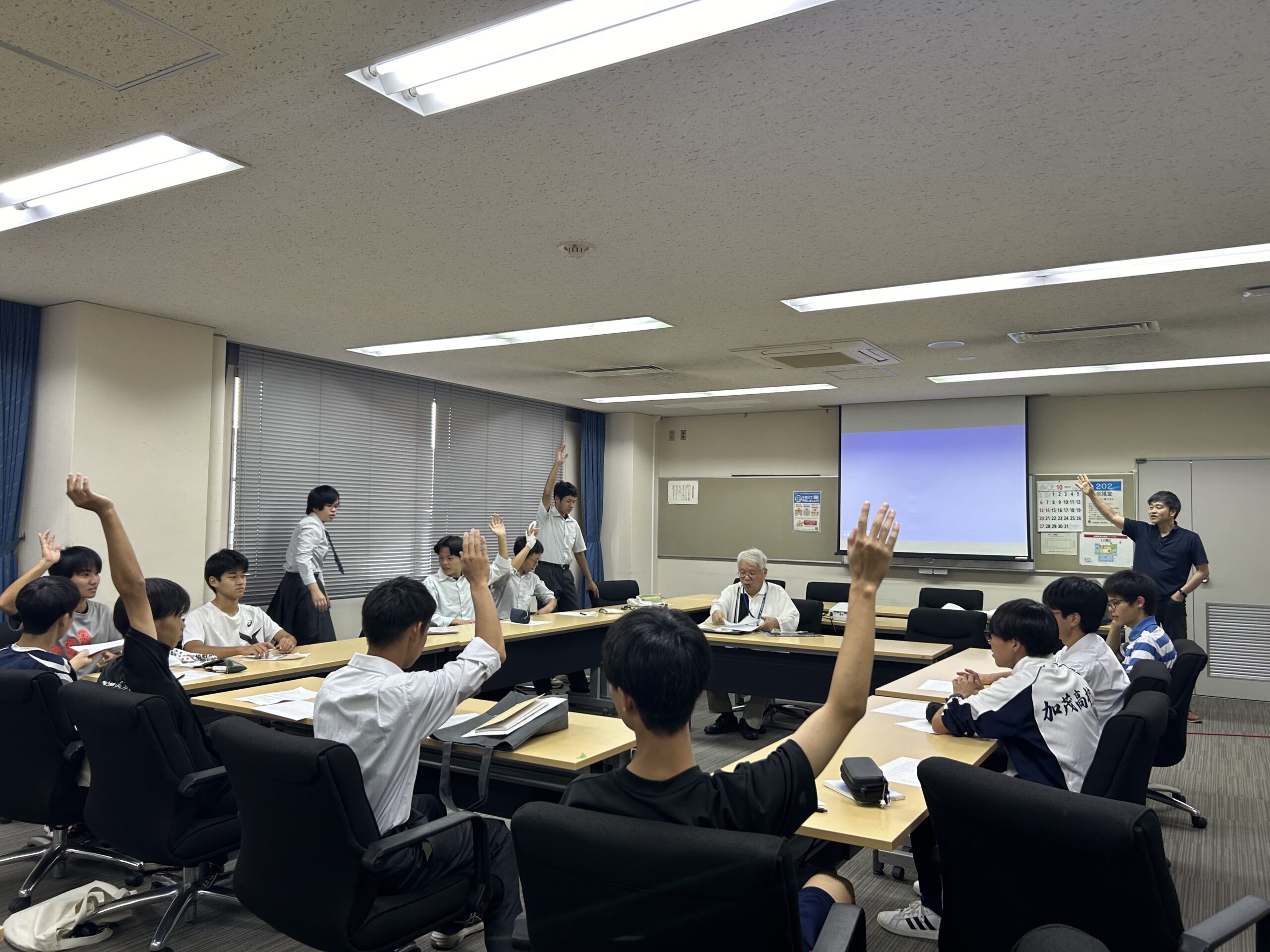 日比野安平先生の話を聞きながら授業について考える高校生